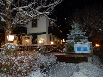 Auf dem Heimweg, verschneites Wirtshaus