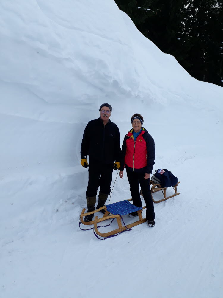 Schnebei u. Gisela vor der Schneewand b. Geblkaser